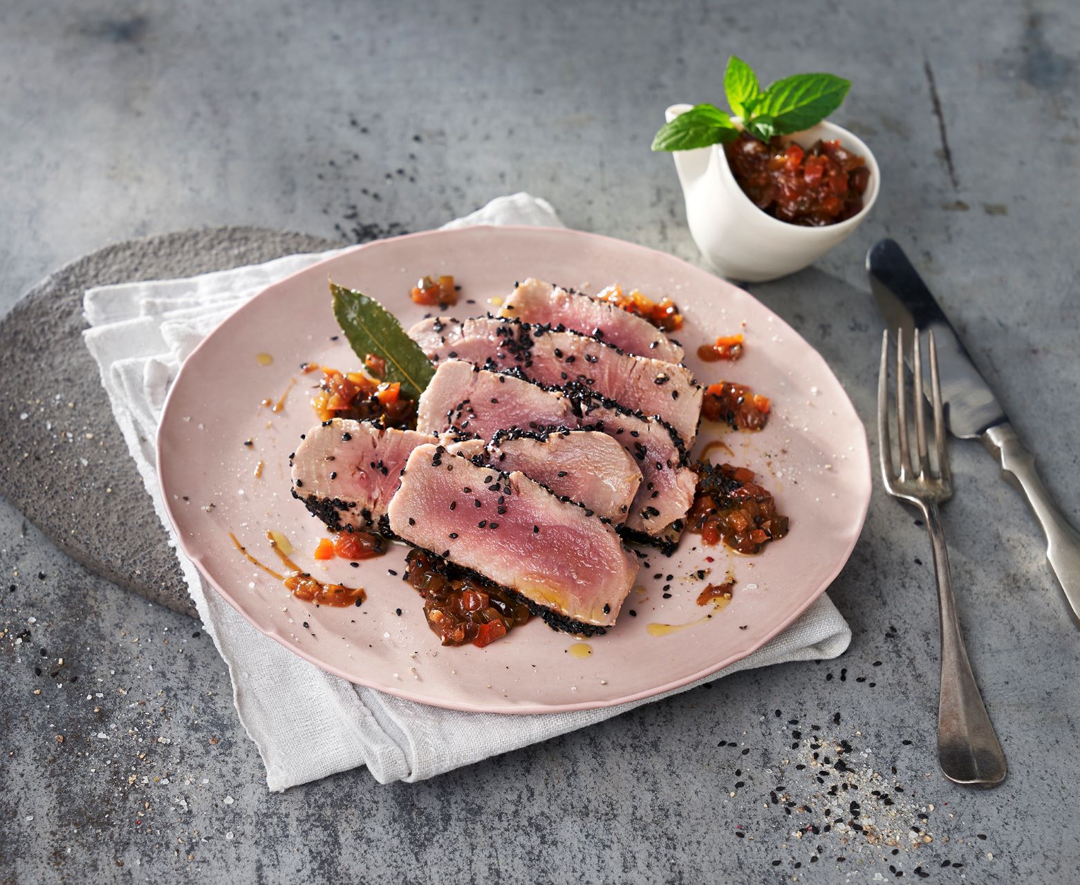 Thunfischsteak mit Gurken-Tomatenrelish Sous Vide Garen Thunfischsteak mit Gurken-Tomatenrelish Sous Vide Garen