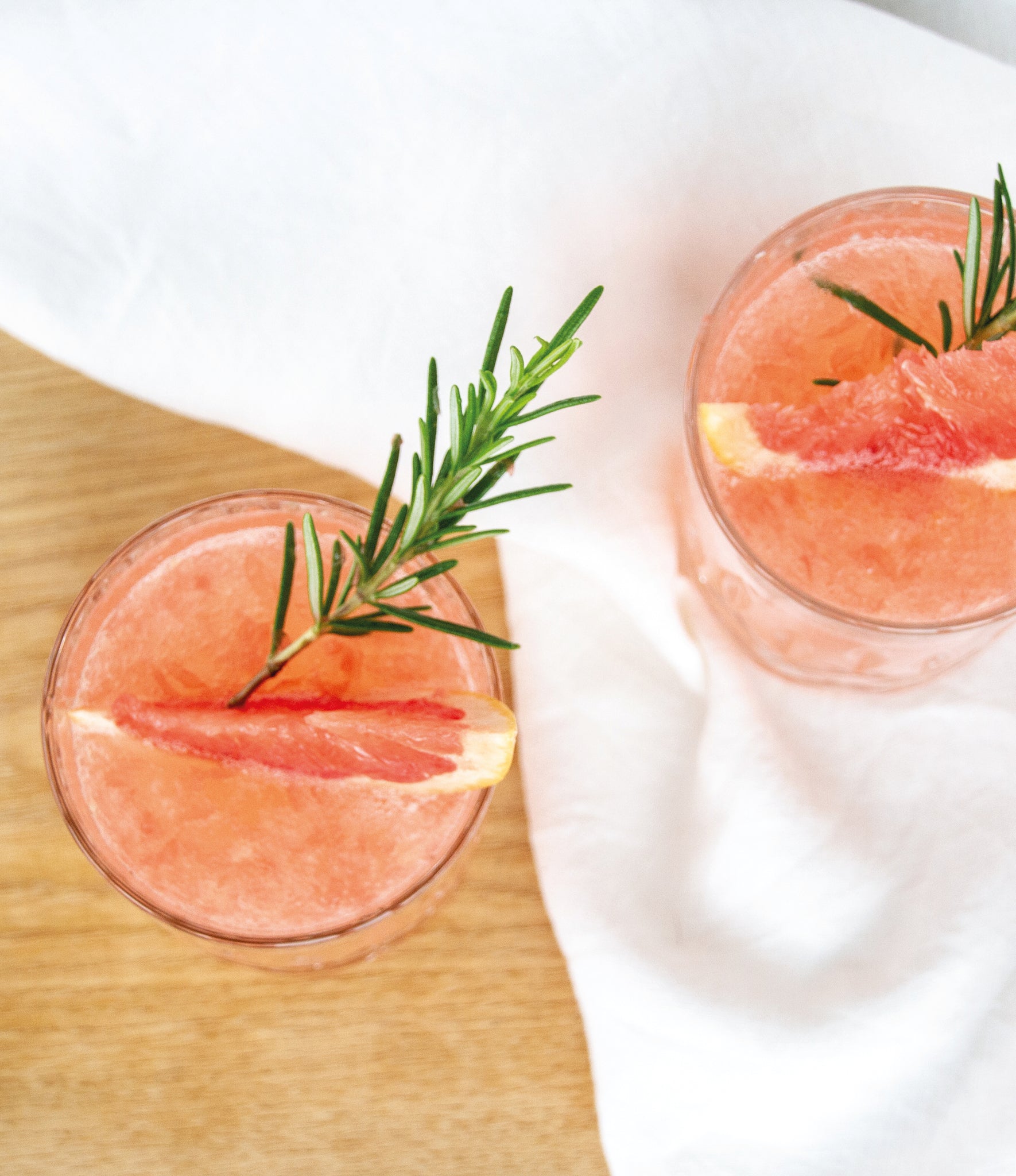 Pink-Grapefruit Spritz mit Rosmarin Pink-Grapefruit Spritz mit Rosmarin