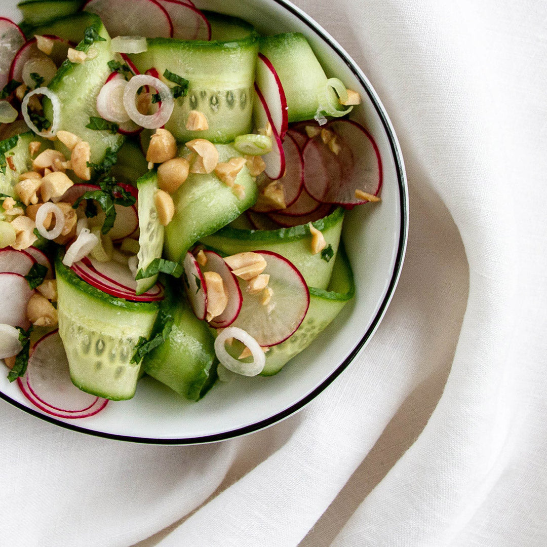 Gurken-Radieschen-Erdnuss Salat
